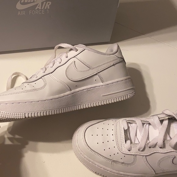 NIKE WHITE BOYS AIR FORCE ONES - Picture 2 of 3